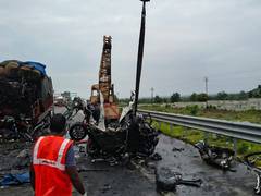 
      
      Traffic diverted on Samruddhi Mahamarg after truck overturns
      
      