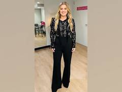
      
      Kelly Clarkson jokes about NBC exit
      
      