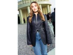
      
      Chloe Fineman exits 'SNL'
      
      