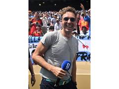 
      
      FIFA WC: Chris Martin surprises fans with handwritten notes
      
      