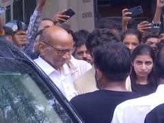 
      
      Sharad Pawar, Supriya Sule arrive at Jantar Mantar
      
      