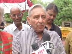 
      
      Mani Shankar Aiyar joins Jantar Mantar protest
      
      