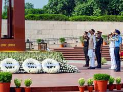 
      
      MoS Defence, CDS, Tri-Service Chiefs pay tribute to Kargil heroes
      
      