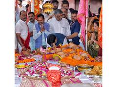 
      
      MP: CM Yadav offers prayers at Dada Darbar Temple in Khandwa
      
      