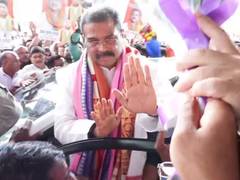 
      
      Former Union Education Minister Dharmendra Pradhan receives warm
      
      