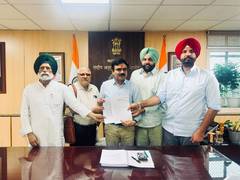 
      
      Punjab Congress MPs urge NCSC to probe police action in Barnala
      
      