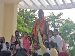 
      
      Uttarakhand CM unveils 9-foot bronze statue of Udham Singh
      
      