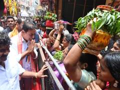 
      
      K T Rama Rao offers prayers at Ujjaini Mahankali Temple
      
      
