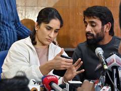 
      
      Vinesh Phogat, Bajrang Punia react to Brij Bhushan's acquittal
      
      