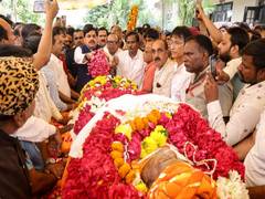 
      
      MP CM Yadav pays last respects to former minister Paras Jain
      
      