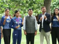 
      
      Mansukh Mandaviya felicitates Indian boxers 
      
      