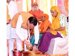 
      
      Uttarakhand CM Dhami welcomes Kanwariyas in Haridwar
      
      