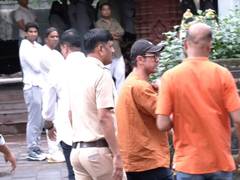 
      
      Aamir Khan, Ashutosh Gowariker at Pradeep Singh Rawat's funeral 
      
      