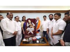 
      
      Waghmare presents Solapur Dhawal to PM Modi
      
      