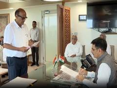 
      
      Satish Patel takes oath as Manjalpur MLA before Gujarat Assembly
      
      
