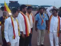 
      
      Roses for Tamil Nadu lorry drivers amid Karnataka bandh
      
      