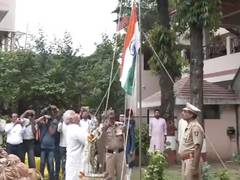 
      
      Mohan Bhagwat hoists Tricolour at RSS headquarters on I-Day
      
      