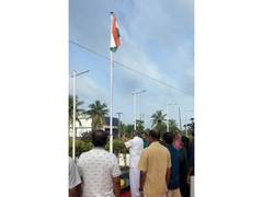 
      
      Keralam LoP Pinarayi Vijayan hoists Tricolour in Kannur
      
      