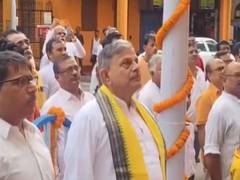 
      
      RSS Gen Secretary Dattatreya Hosabale hoists Tricolour in Kolkata
      
      