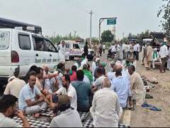 
      
      Clash between police and protesters in Hansi
      
      
