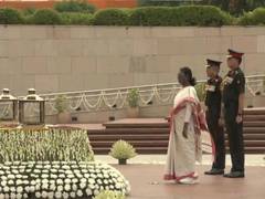 
      
      President Droupadi Murmu pays homage at National War Memorial
      
      