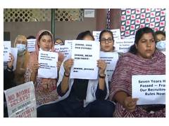 
      
      J-K: Non-gazetted employees of five GMC's continue protest in Dod
      
      