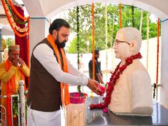 
      
      Bihar CM unveils statue of former CM Jagannath Mishra
      
      