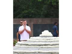 
      
      Rahul Gandhi pays tribute to his father, ex PM Rajiv Gandhi
      
      