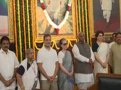 
      
      Top Congress leaders pay floral tribute to former PM Rajiv Gandhi
      
      