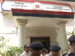 
      
      Rahul Gandhi at Delhi police station to file complaint
      
      