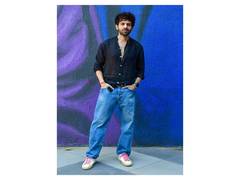 
      
      Kartik Aaryan undergoes successful knee surgery
      
      