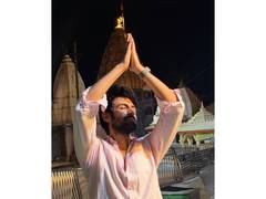 
      
      Kartik Aaryan shares first post after knee surgery
      
      