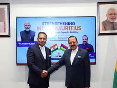 
      
      Mauritius Mininster of Public Service calls on Jitendra Singh
      
      