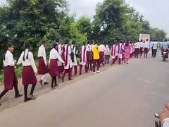 
      
      School student march to meet Collector over grievances in Barwani
      
      