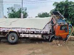 
      
      Cement-laden truck sinks into road in Gurugram amid heavy rain, w
      
      