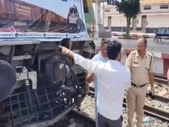 
      
      Maharashtra: Farmers stopped 'Onion Express' heading to Delhi
      
      