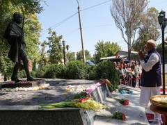 
      
      PM Modi pays floral tribute to Mahatma Gandhi
      
      