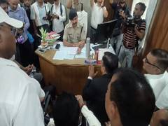 
      
      Haldwani: Congress protests at CO office demanding FIR
      
      
