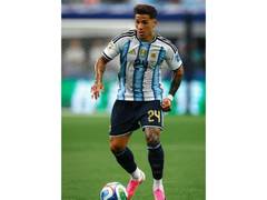 
      
      'Man City agree record £125m deal for Enzo Fernandez'
      
      
