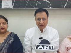 
      
      Surjewala backs sanitation workers’ protest
      
      