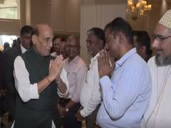 
      
      Defence Minister Singh received by Indian diaspora in Colombo
      
      