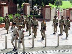 
      
      Delhi Civic Centre receives bomb threat, no suspicious object fou
      
      