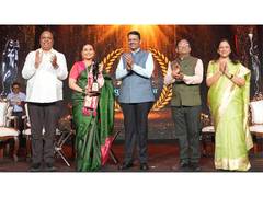 
      
       Rani Mukerji honoured at Maharashtra State Film Awards 
      
      