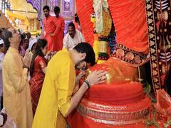 
      
      Uddhav Thackeray visits Ganesh Gully with family
      
      