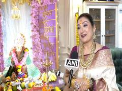 
      
      Sunita Ahuja welcomes Ganpati Bappa home
      
      