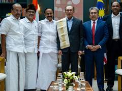 
      
      Malaysian PM Anwar Ibrahim holds talks with Keralam CM
      
      