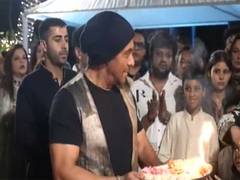 
      
      Salman Khan performs Ganpati aarti with family
      
      