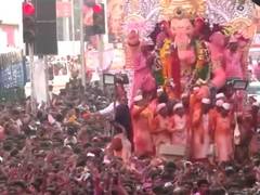 Lalbaugcha Raja Idol Reaches Girgaum Chowpatty for Visarjan
