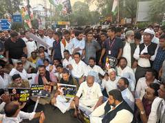 MP Congress protests against CEC over Gandhi 'misbehaviour'