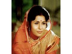 Smriti Irani shares video of Nana Patekar cooking fish for her, recalls ...